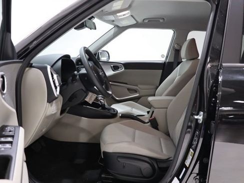 Used 2025 Kia Soul LX w/ LX Technology Package FWD image 17