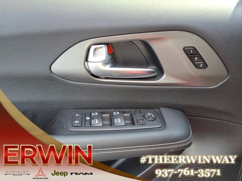 Used 2025 Chrysler Pacifica Select FWD image 11