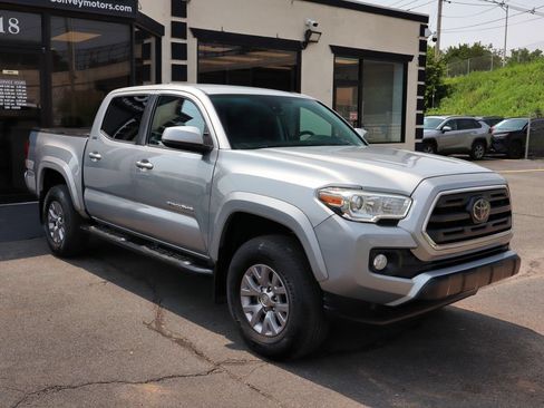 Used 2019 Toyota Tacoma SR5 AWD/4WD image 4