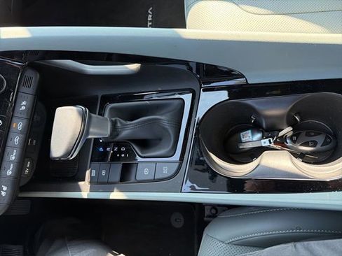 Certified 2025 Hyundai Elantra Limited image 18