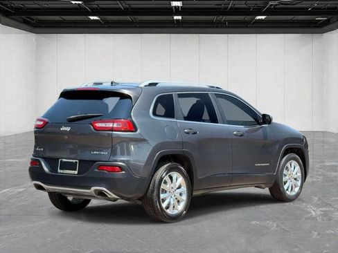 Used 2017 Jeep Cherokee Limited w/ Luxury Group AWD/4WD image 5
