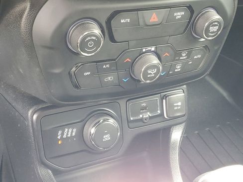 Used 2019 Jeep Renegade Latitude w/ Cold Weather Group AWD/4WD image 20