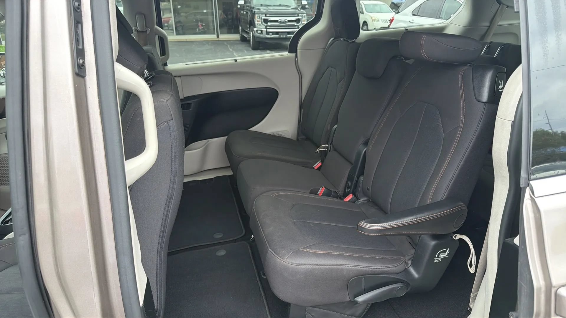 Used 2017 Chrysler Pacifica Touring Plus w/ Tire & Wheel Group FWD image 10