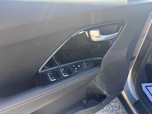 Certified 2022 Kia Niro LXS image 10