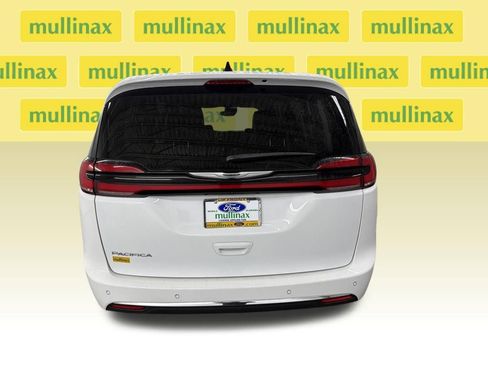 Used 2023 Chrysler Pacifica Touring-L FWD image 7