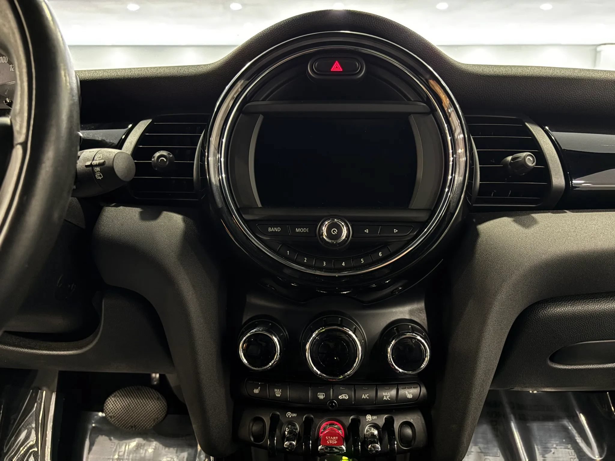 Used 2019 MINI Cooper 2-Door Hardtop w/ Premium Package FWD image 21