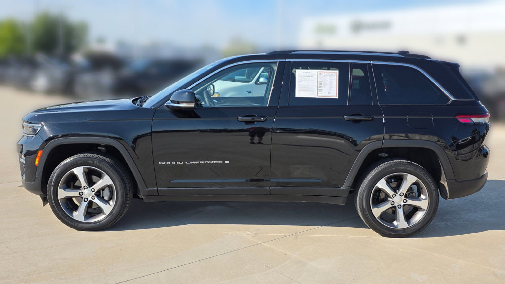 Used 2023 Jeep Grand Cherokee Limited AWD/4WD image 3