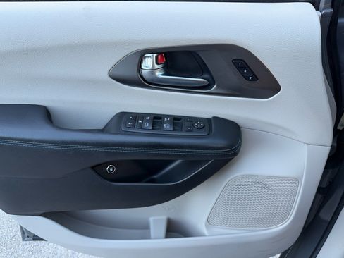 Used 2021 Chrysler Pacifica Touring-L FWD image 37