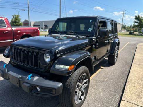 Used 2024 Jeep Wrangler Unlimited w/ Convenience Group AWD/4WD image 8
