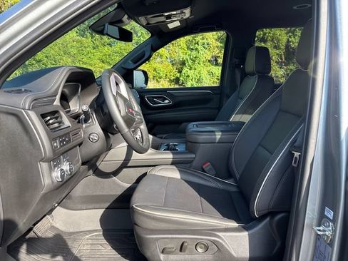 Used 2024 GMC Yukon SLT w/ SLT Luxury Package AWD/4WD image 6