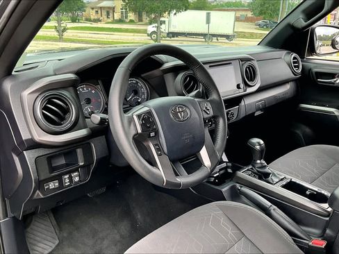 Used 2017 Toyota Tacoma TRD Off-Road w/ Tow Package RWD image 18