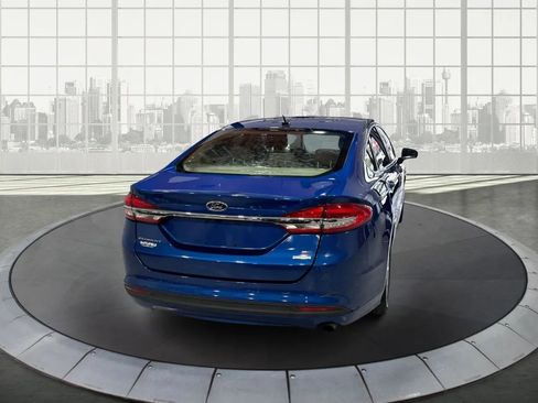 Used 2017 Ford Fusion SE w/ Fusion SE Technology Package image 4