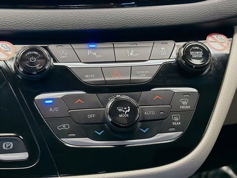 Used 2023 Chrysler Pacifica Touring-L image 10