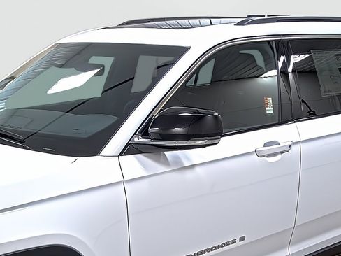 New 2025 Jeep Grand Cherokee L Limited image 8