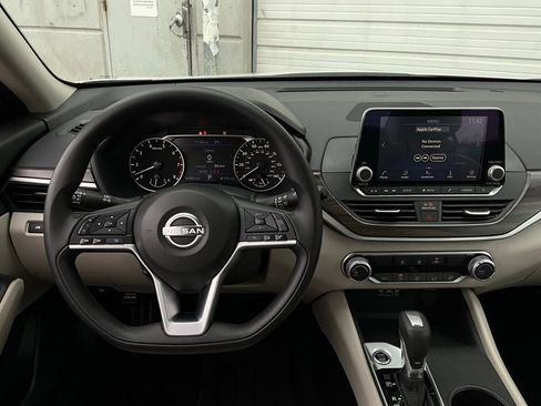 Used 2025 Nissan Altima 2.5 SV image 14