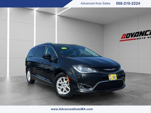 Used 2020 Chrysler Pacifica Touring-L FWD image 1
