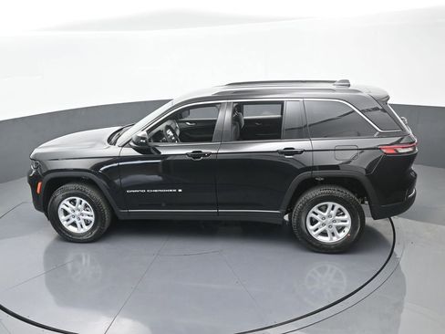Used 2025 Jeep Grand Cherokee Laredo AWD/4WD image 42