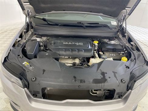 Used 2019 Jeep Cherokee Latitude w/ Cold Weather Group image 16