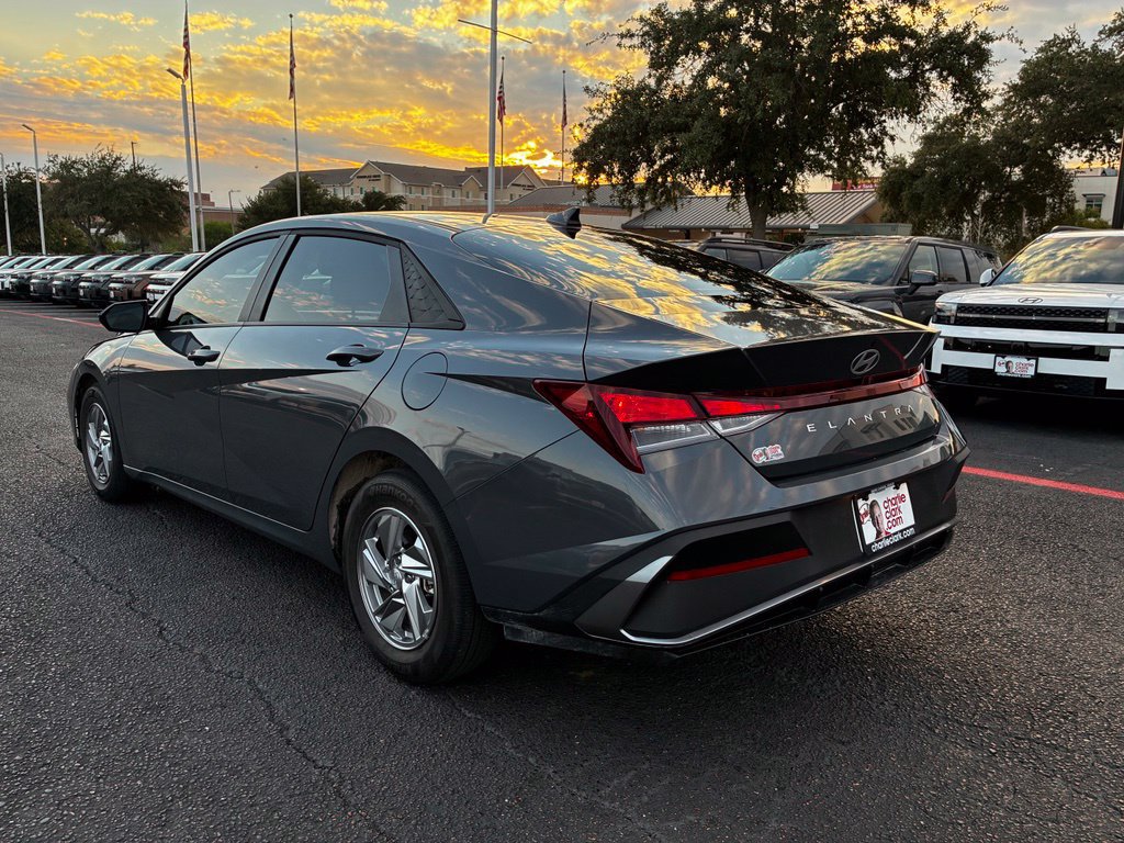 Certified 2026 Hyundai Elantra SE FWD image 3