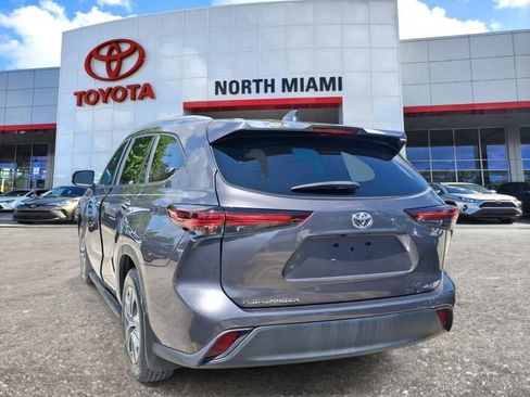 Used 2024 Toyota Highlander XLE FWD image 3