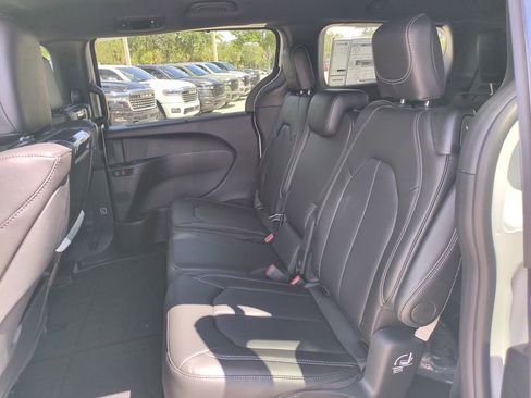 New 2026 Chrysler Pacifica Select image 15