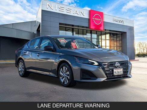 Used 2025 Nissan Altima 2.5 S image 2