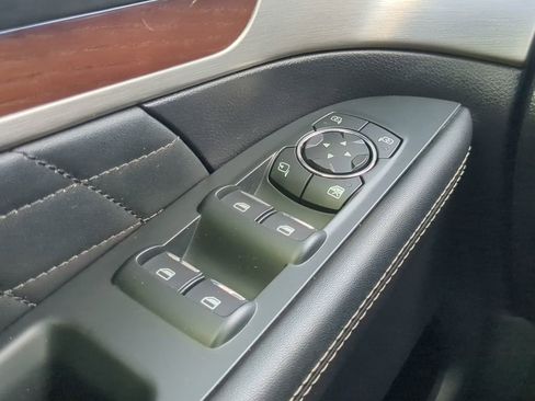 Used 2019 Ford Explorer Platinum image 30