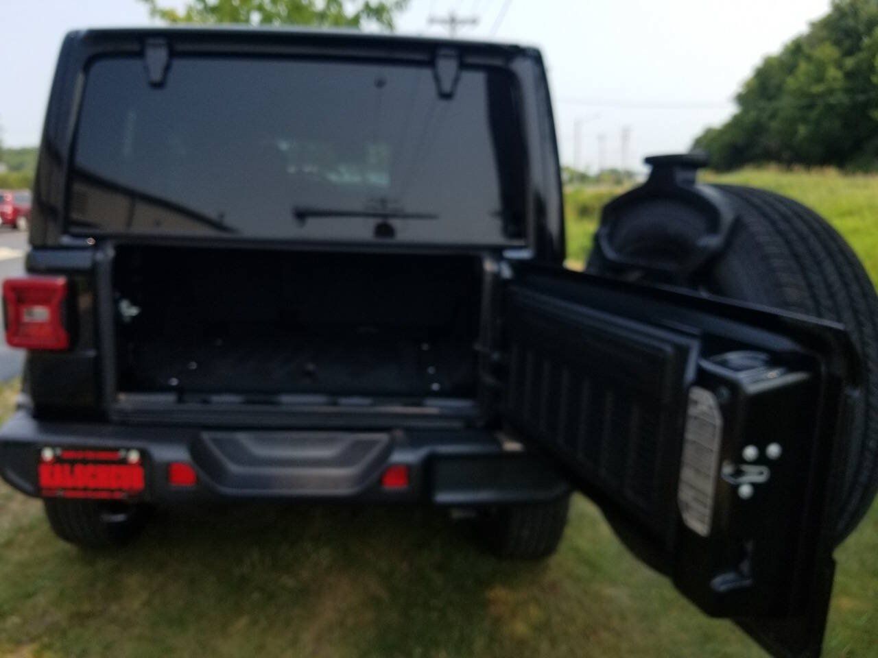 Used 2024 Jeep Wrangler Unlimited Sahara AWD/4WD image 14