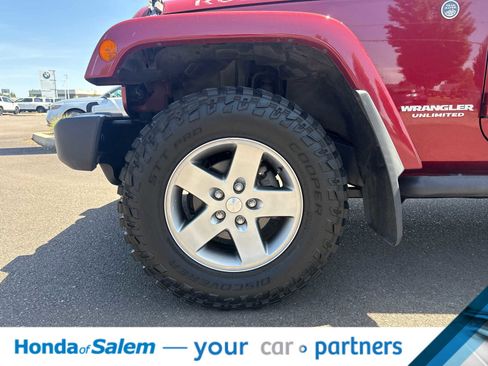 Used 2012 Jeep Wrangler Unlimited Rubicon w/ Connectivity Group AWD/4WD image 8