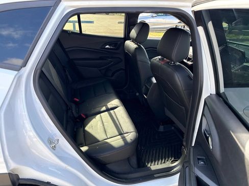 Used 2025 Chevrolet Trax RS FWD image 12