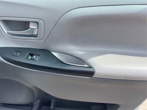 Used 2015 Toyota Sienna LE FWD image 23