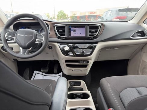 Used 2023 Chrysler Voyager LX FWD image 12