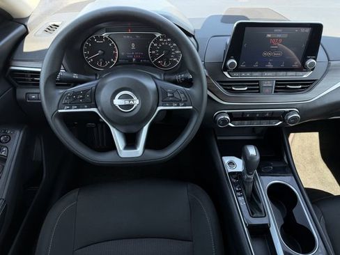 Used 2024 Nissan Altima 2.5 SV FWD image 12