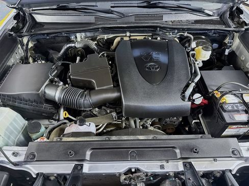 Used 2021 Toyota Tacoma SR AWD/4WD image 34