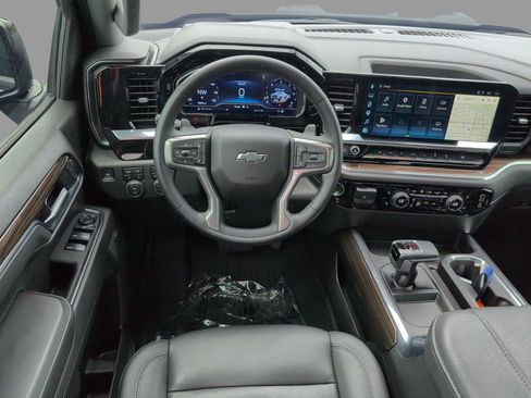 Used 2025 Chevrolet Silverado 1500 LT Trail Boss w/ LT Trail Boss Premium Package AWD/4WD image 31