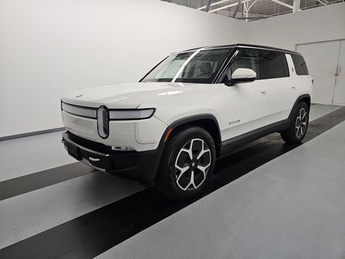 Used 2023 Rivian R1S Adventure image 1