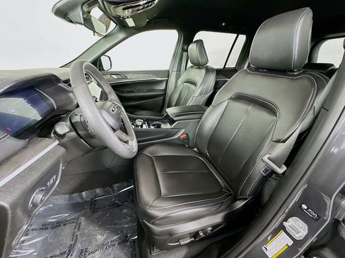 Certified 2025 Jeep Grand Cherokee Limited image 32