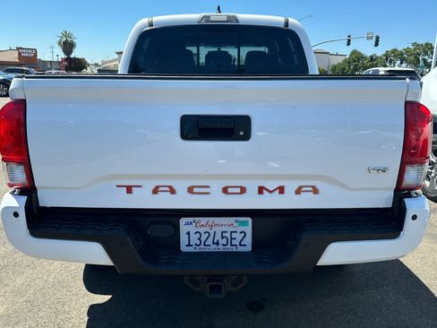 Used 2017 Toyota Tacoma TRD Sport AWD/4WD image 19