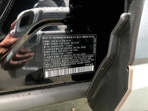 Used 2025 Volkswagen Tiguan SE w/ Panoramic Sunroof Package image 35