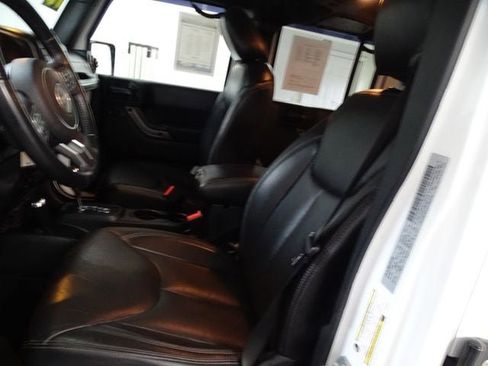 Used 2018 Jeep Wrangler Unlimited Sahara image 2