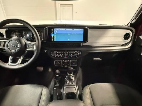 Used 2024 Jeep Wrangler Unlimited Sahara w/ Technology Group AWD/4WD image 18