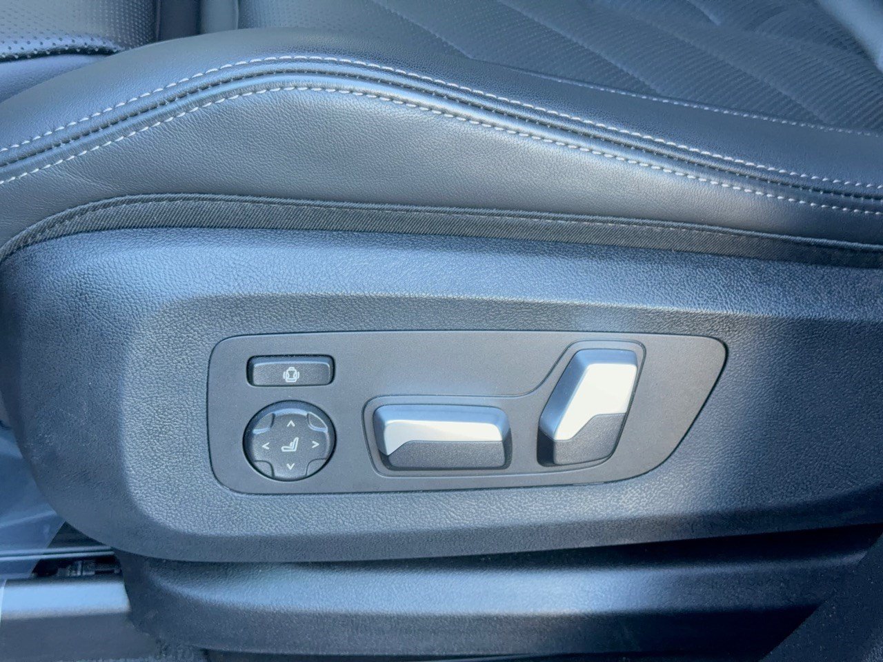 Used 2026 BMW X5 sDrive40i w/ Premium Package RWD image 16