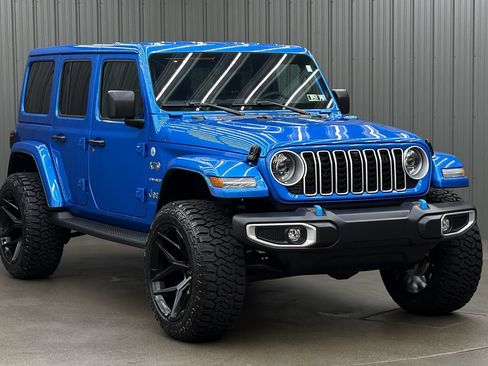 Used 2024 Jeep Wrangler Unlimited Sahara w/ Technology Group AWD/4WD image 7