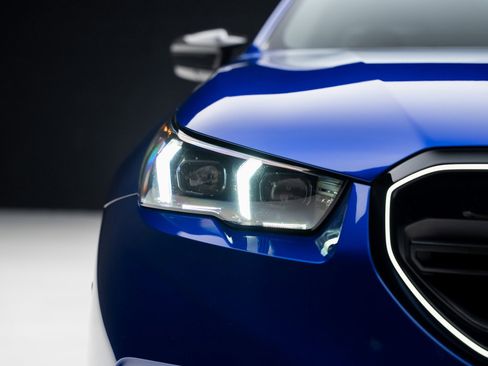 Used 2025 BMW M5 w/ Carbon Package image 8