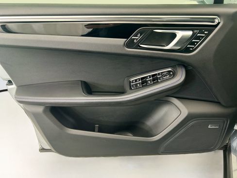 Certified 2025 Porsche Macan AWD/4WD image 24