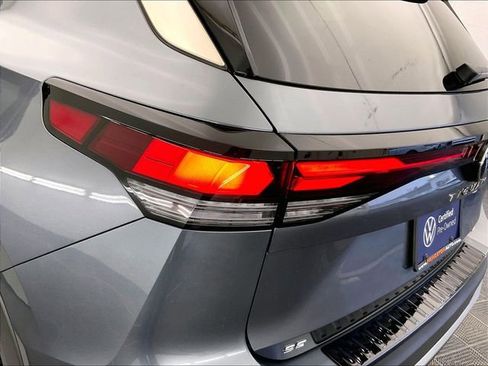 Used 2025 Volkswagen Tiguan SE w/ Panoramic Sunroof Package image 29