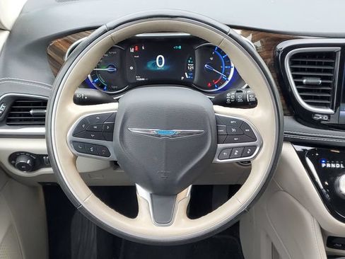 Used 2021 Chrysler Pacifica Limited w/ Uconnect Theater Family Group FWD image 39