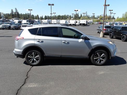 Used 2018 Toyota RAV4 XLE AWD/4WD image 6