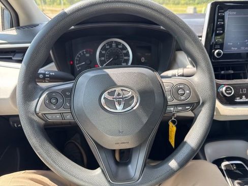 Used 2020 Toyota Corolla LE FWD image 11