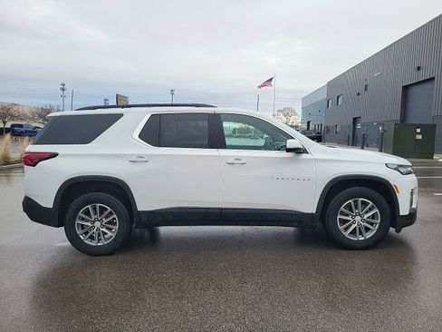 Used 2023 Chevrolet Traverse LT image 2
